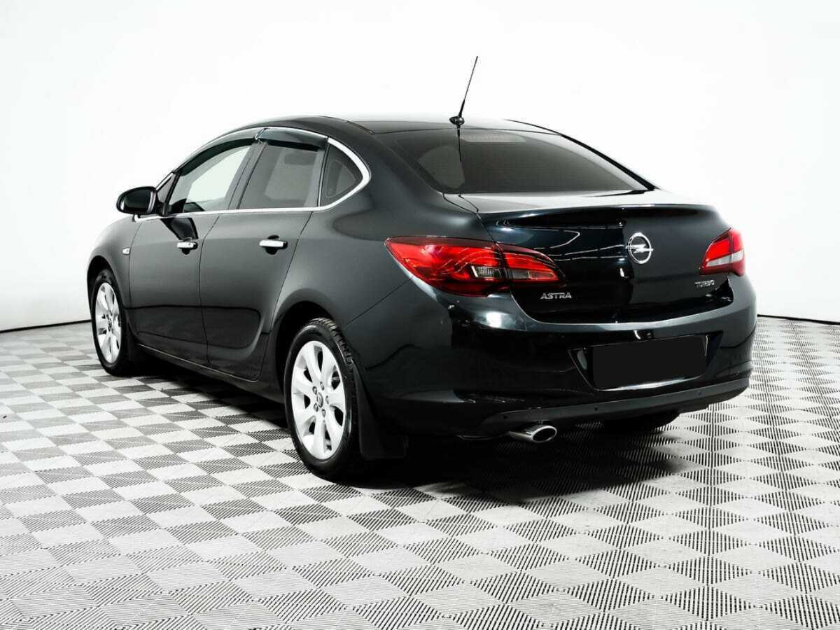 Opel Astra с пробегом — 2013 год. Фото: #6