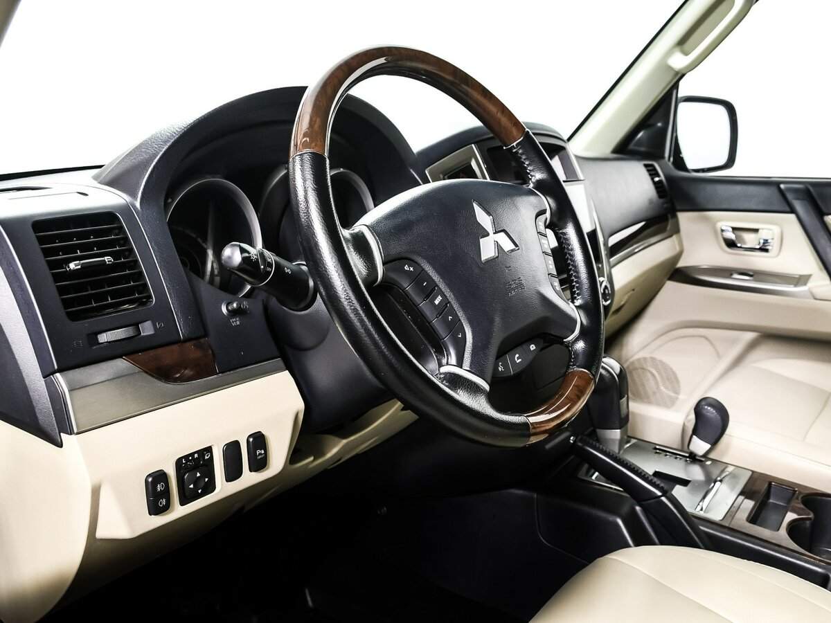 Mitsubishi Pajero с пробегом — 2017 год. Фото: #12