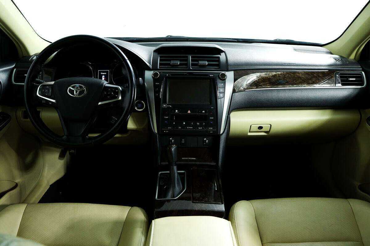 Toyota Camry с пробегом — 2017 год. Фото: #10