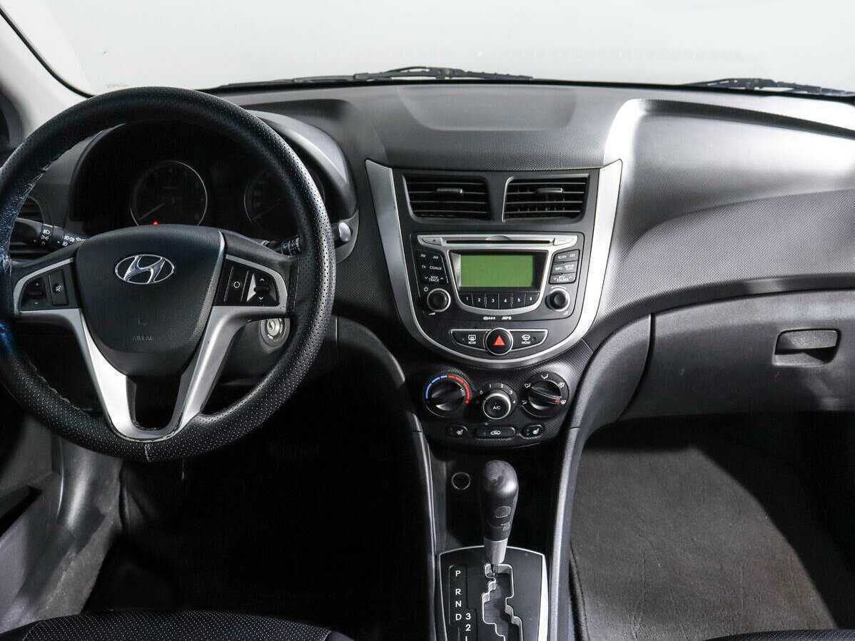 Hyundai Solaris с пробегом — 2011 год. Фото: #11
