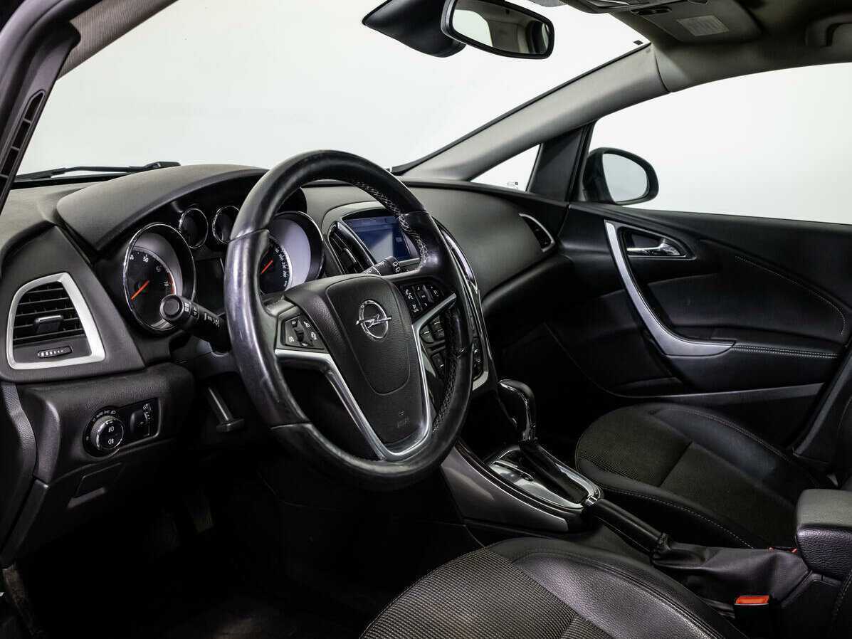 Opel Astra с пробегом — 2012 год. Фото: #8