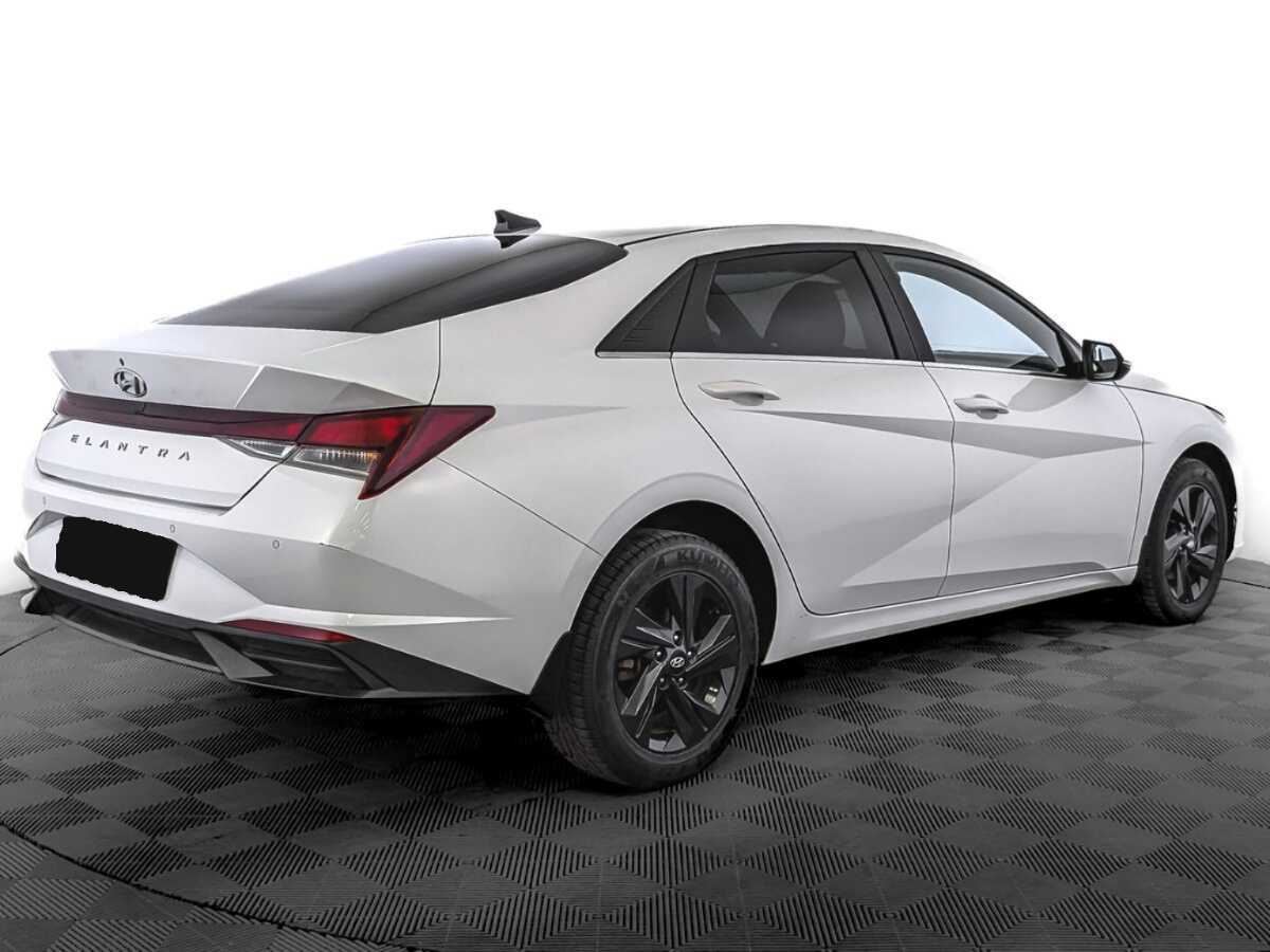 Hyundai Elantra с пробегом — 2021 год. Фото: #4