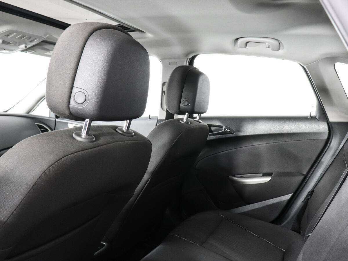 Opel Astra с пробегом — 2011 год. Фото: #11