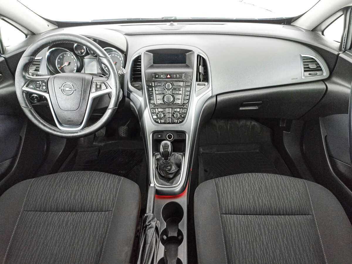 Opel Astra с пробегом — 2011 год. Фото: #11
