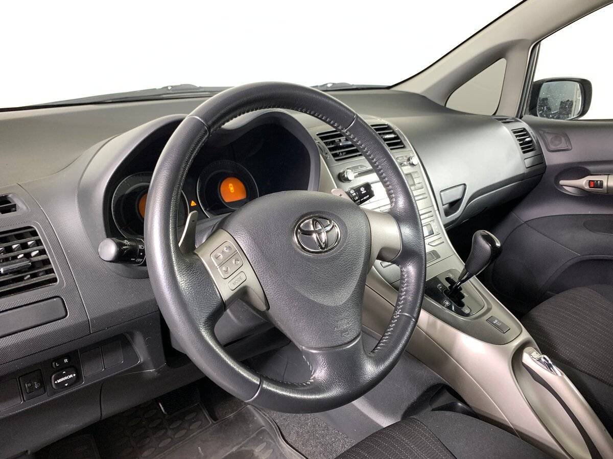 Toyota Auris с пробегом — 2007 год. Фото: #10