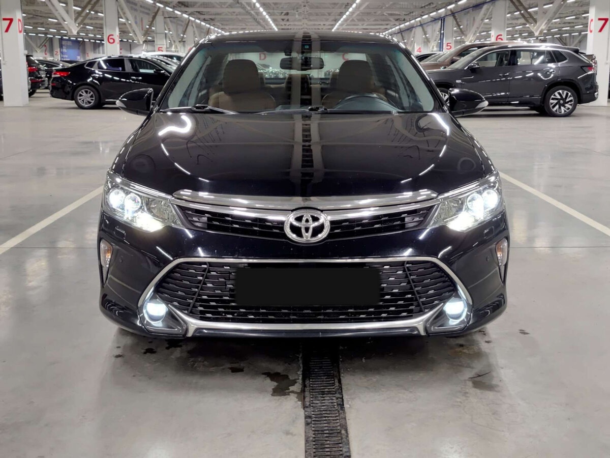 Toyota Camry с пробегом — 2018 год. Фото: #1