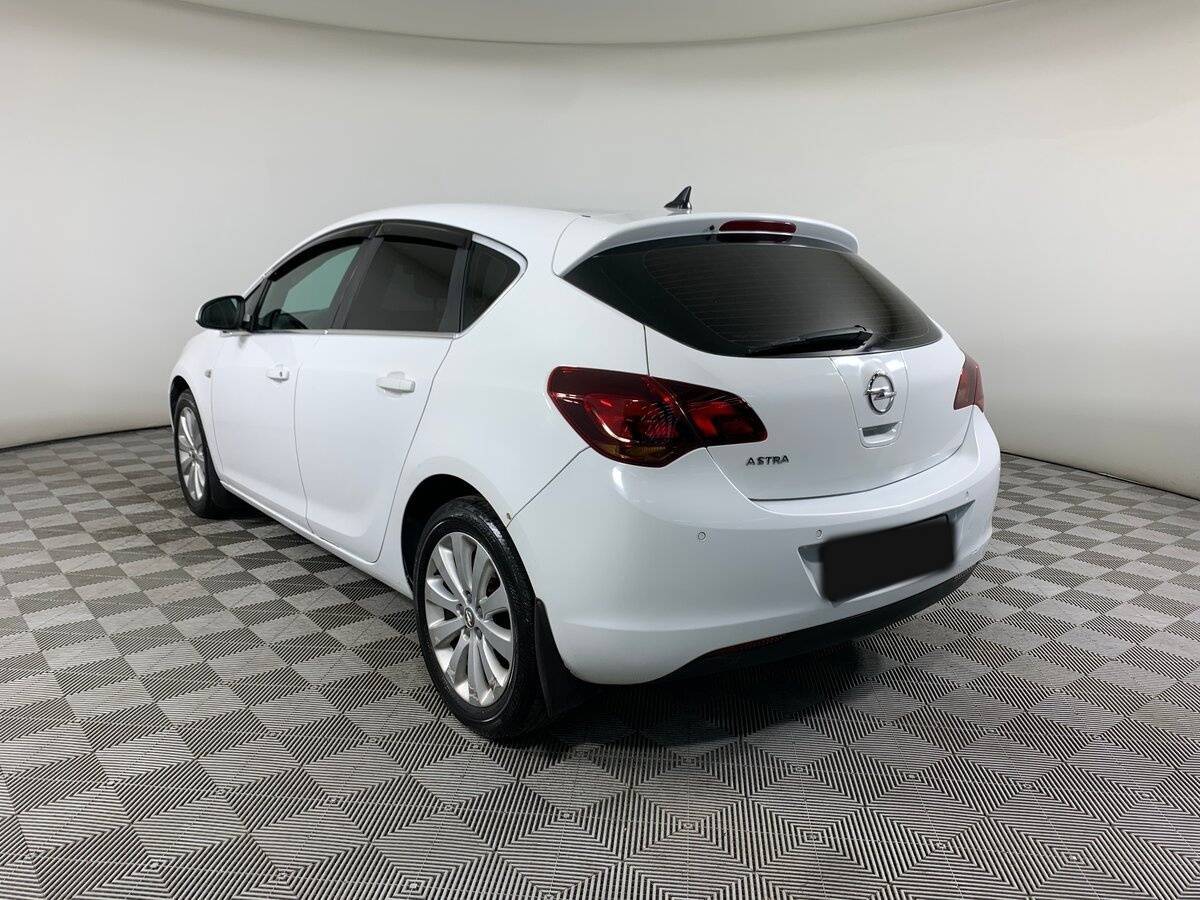 Opel Astra с пробегом — 2011 год. Фото: #6