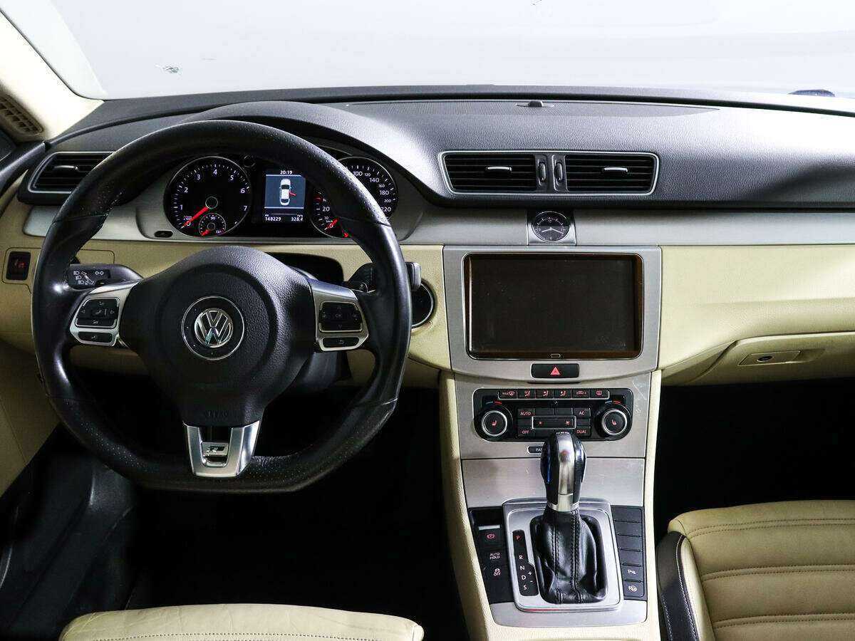 Volkswagen Passat CC с пробегом — 2011 год. Фото: #9