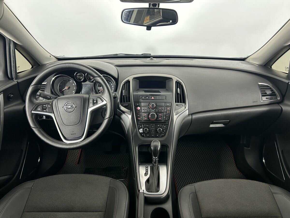 Opel Astra с пробегом — 2012 год. Фото: #6