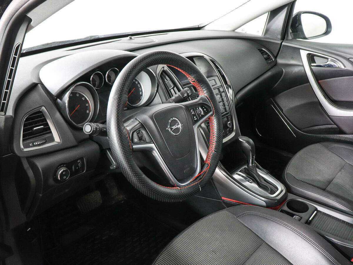 Opel Astra с пробегом — 2011 год. Фото: #4