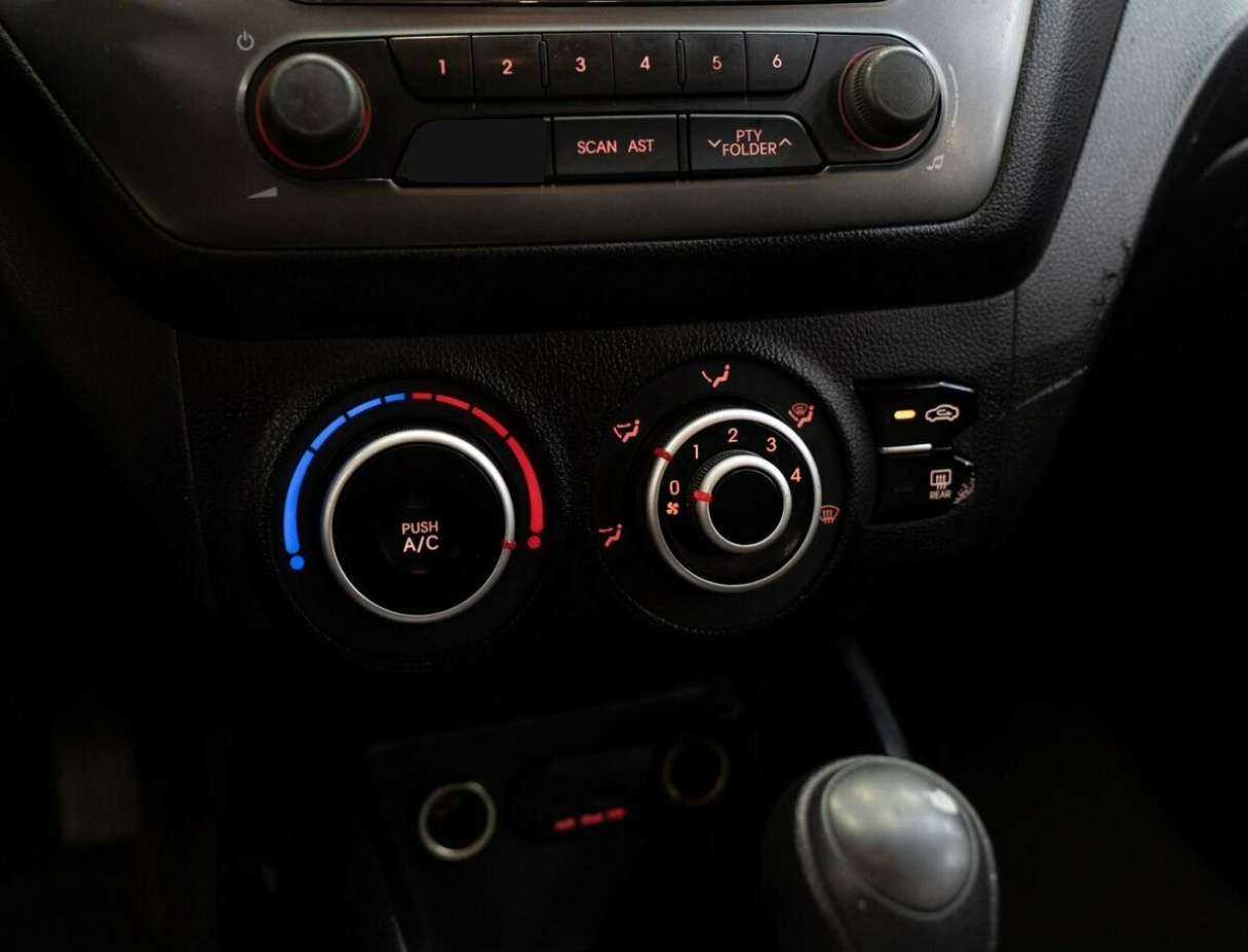 Kia Rio с пробегом — 2012 год. Фото: #11