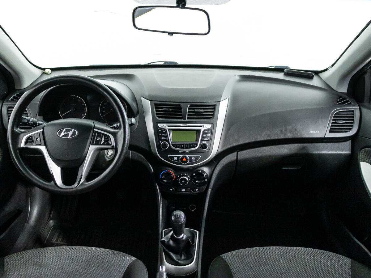 Hyundai Solaris с пробегом — 2011 год. Фото: #12