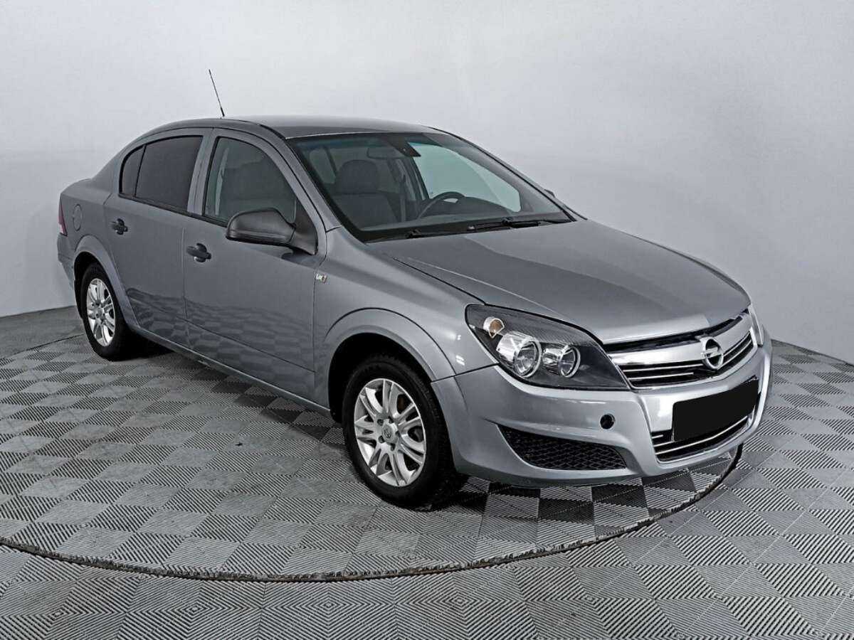 Opel Astra с пробегом — 2011 год. Фото: #2