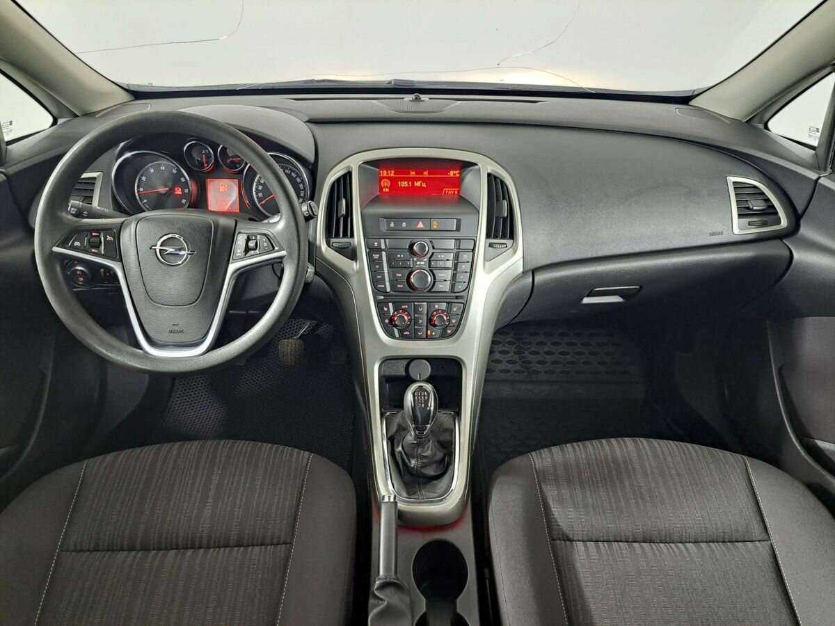 Opel Astra с пробегом — 2011 год. Фото: #10