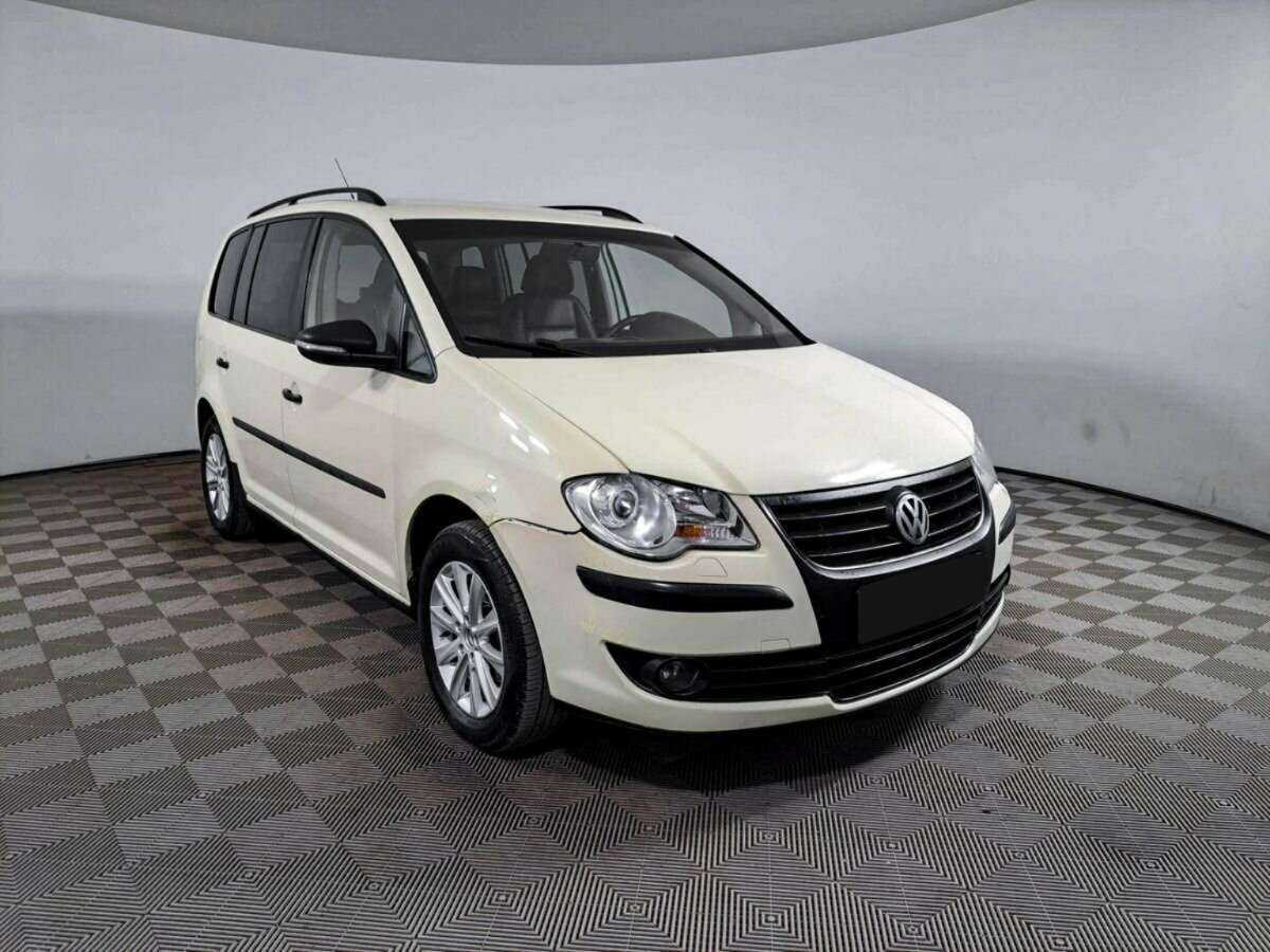 Volkswagen Touran с пробегом — 2010 год. Фото: #2