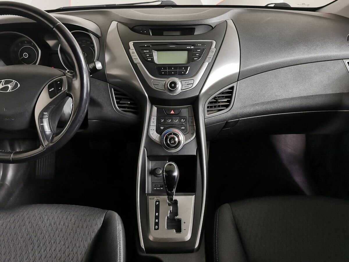 Hyundai Elantra с пробегом — 2012 год. Фото: #10