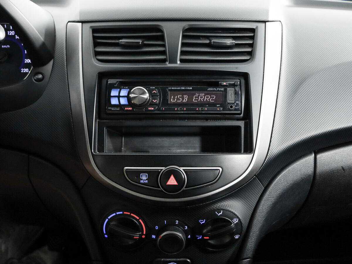 Hyundai Solaris с пробегом — 2014 год. Фото: #8