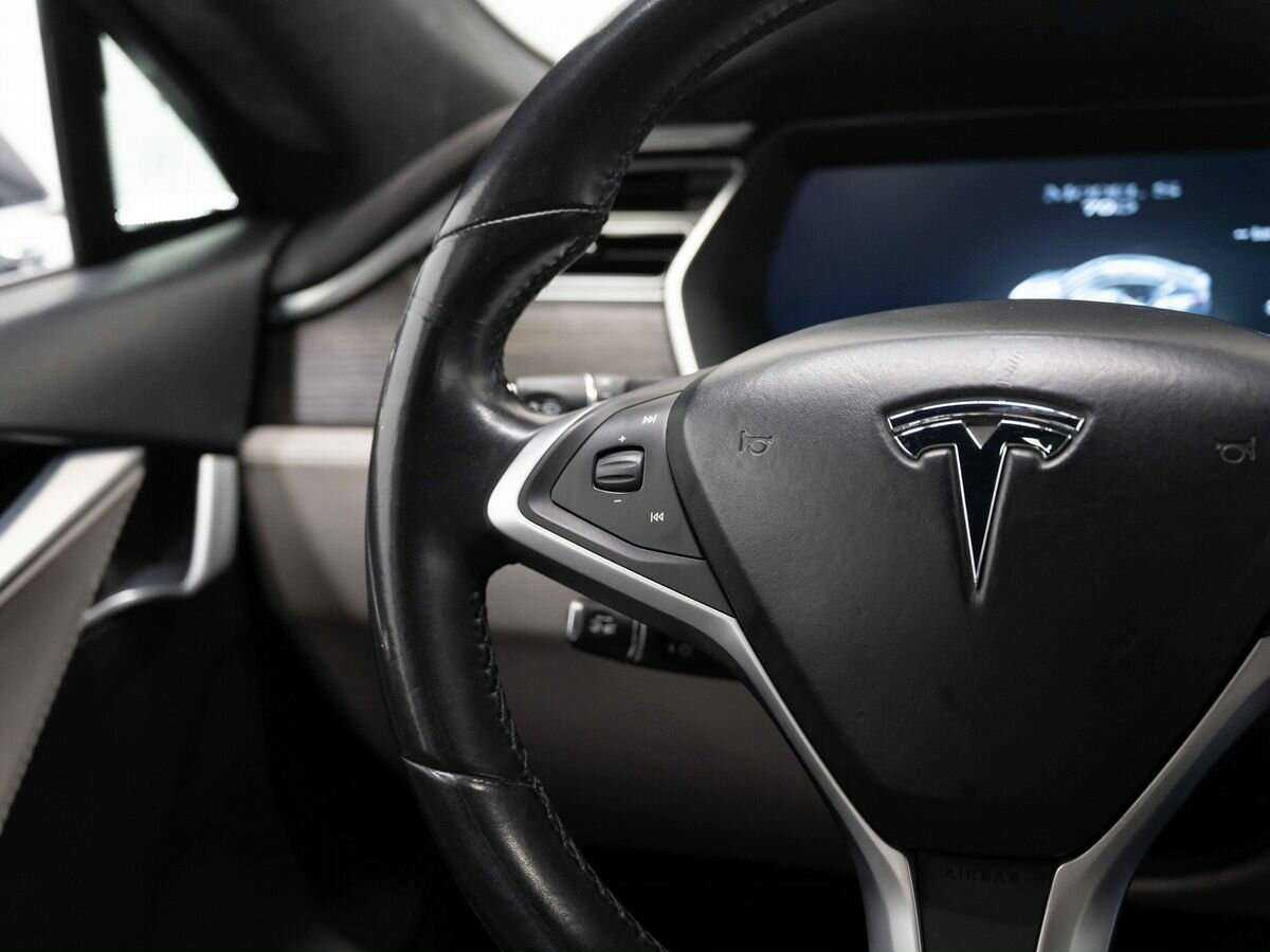 Tesla Model S с пробегом — 2015 год. Фото: #9