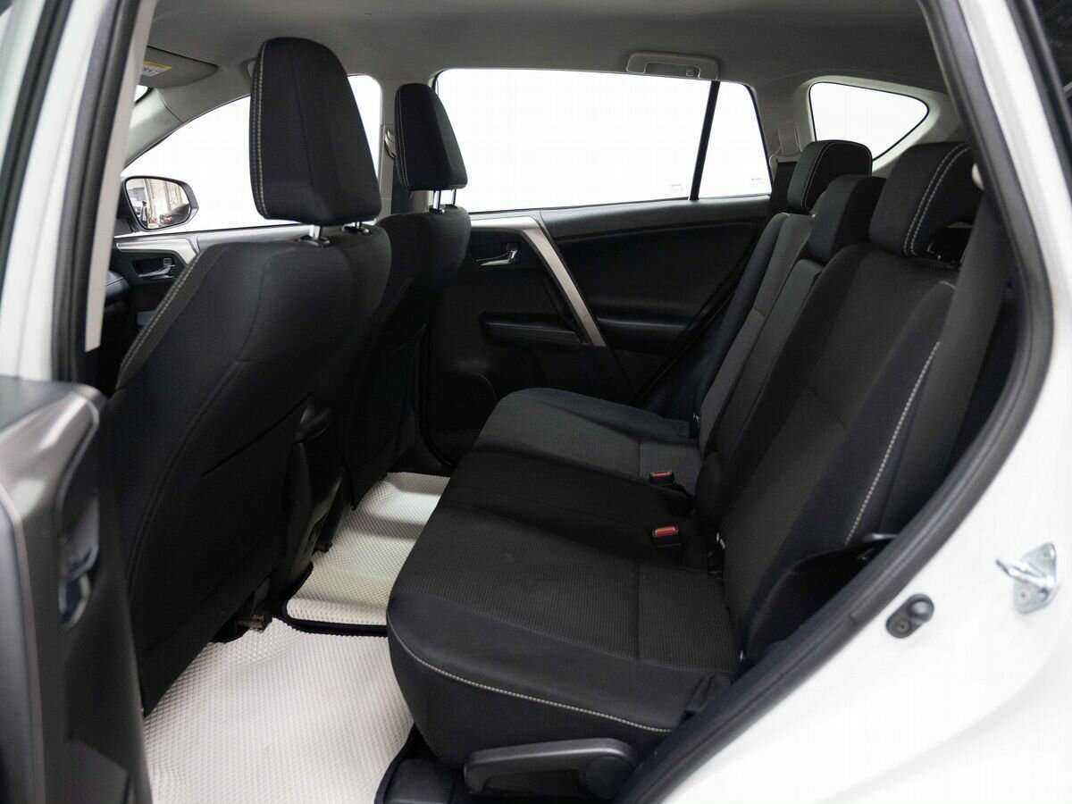 Toyota RAV4 с пробегом — 2019 год. Фото: #7