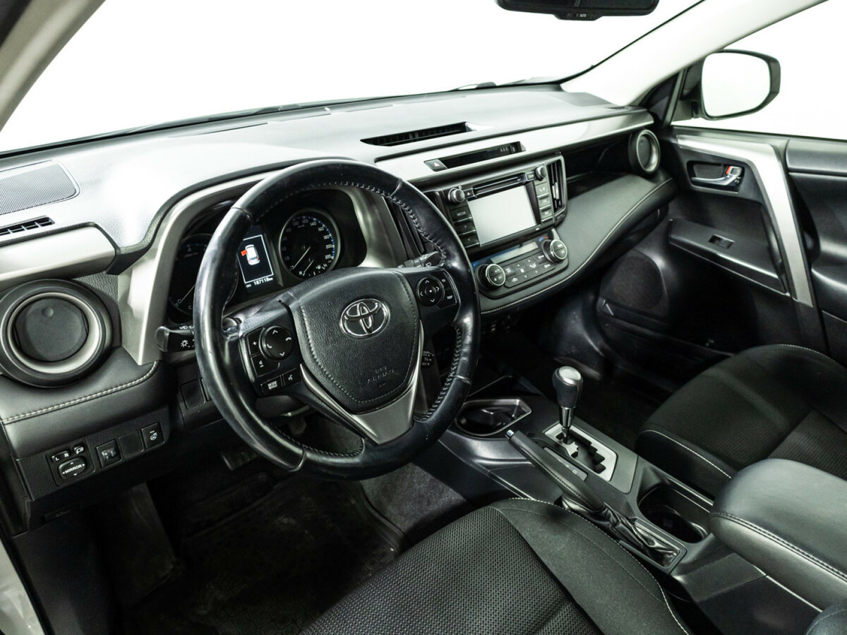 Toyota RAV4 с пробегом — 2016 год. Фото: #8