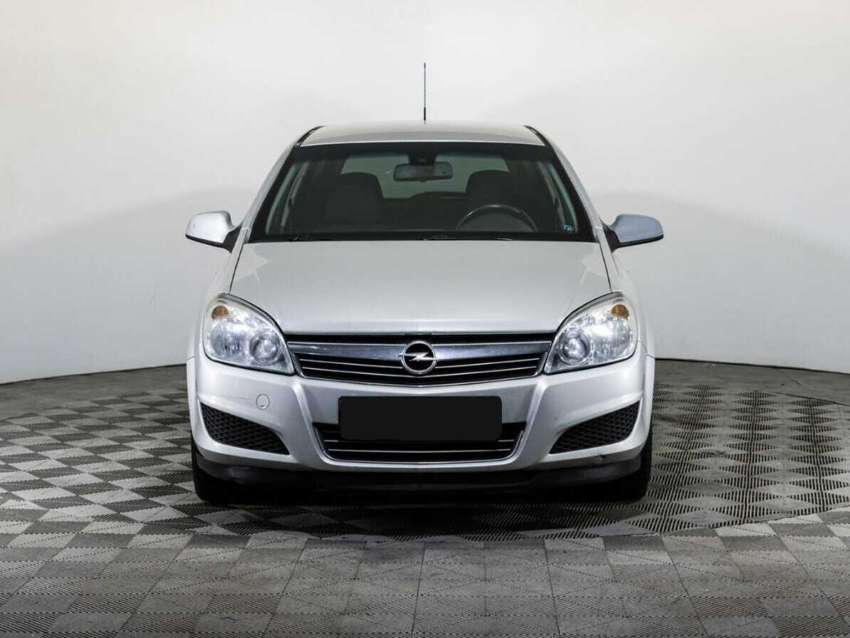 Opel Astra с пробегом — 2012 год. Фото: #1