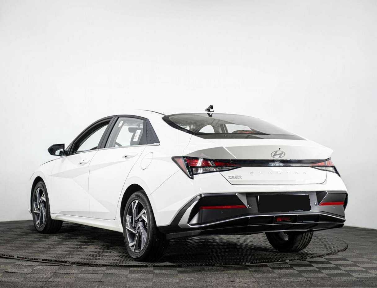 Hyundai Elantra с пробегом — 2023 год. Фото: #3