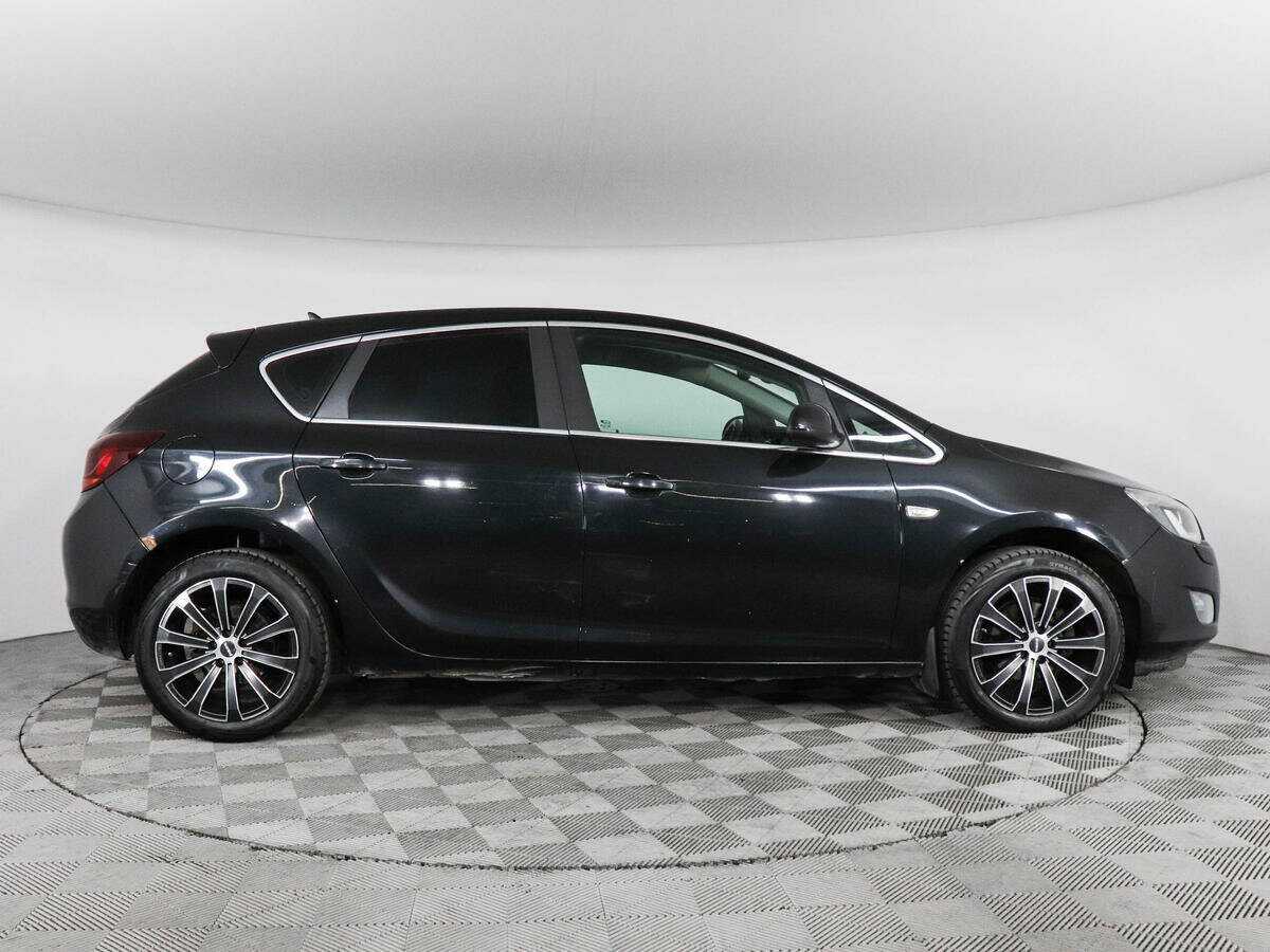 Opel Astra с пробегом — 2012 год. Фото: #3