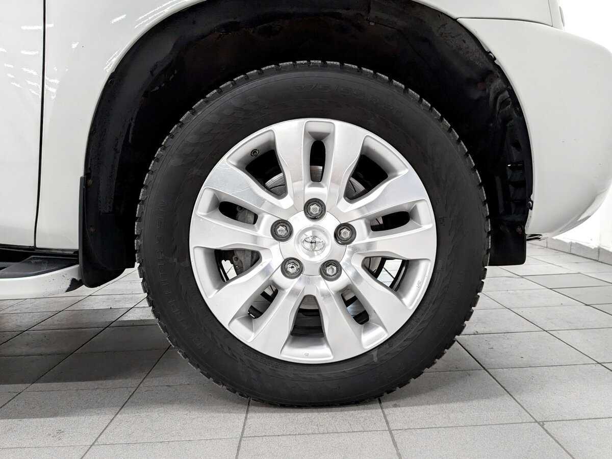 Toyota Sequoia с пробегом — 2013 год. Фото: #17