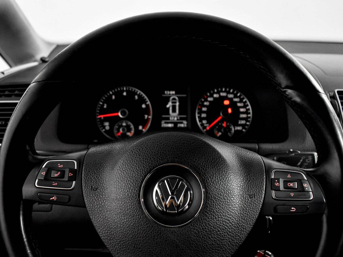 Volkswagen Touran с пробегом — 2010 год. Фото: #14