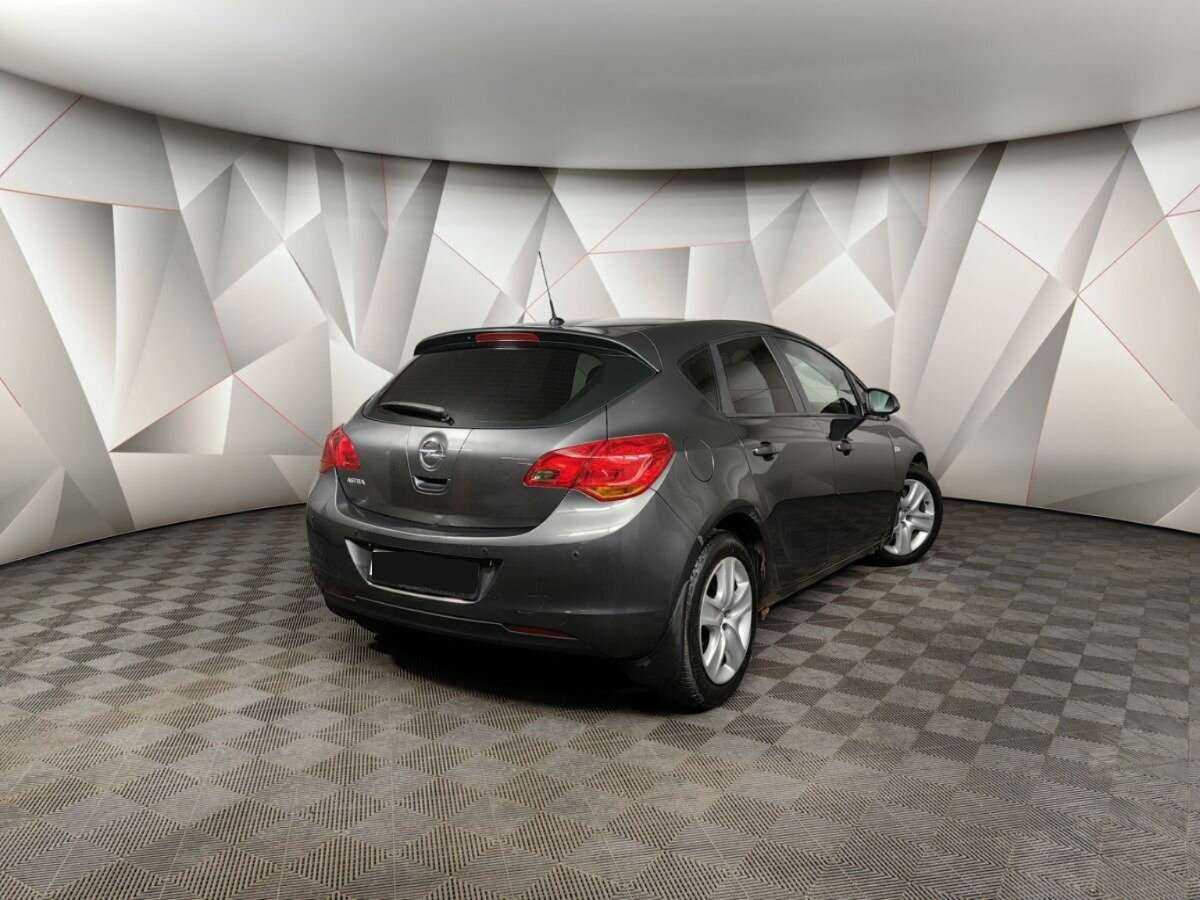 Opel Astra с пробегом — 2011 год. Фото: #1