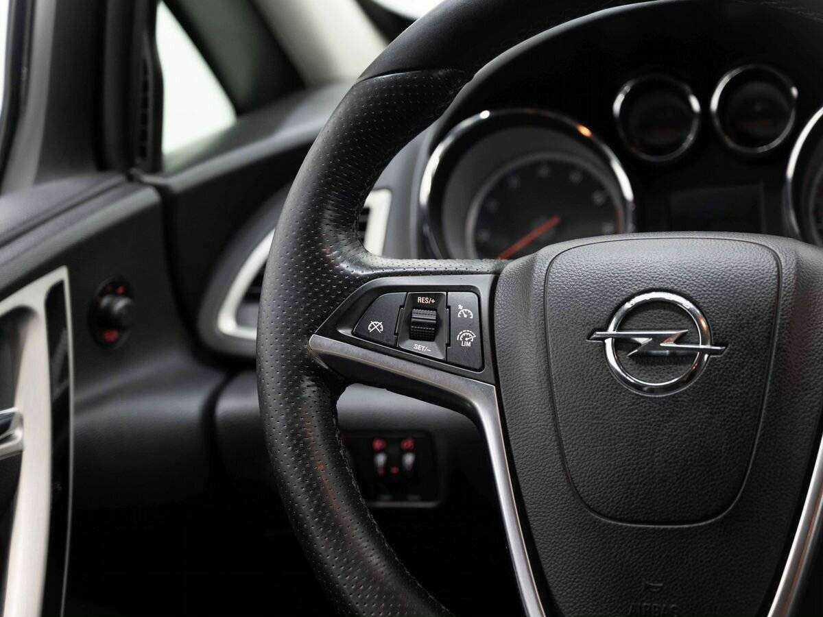 Opel Astra с пробегом — 2012 год. Фото: #13