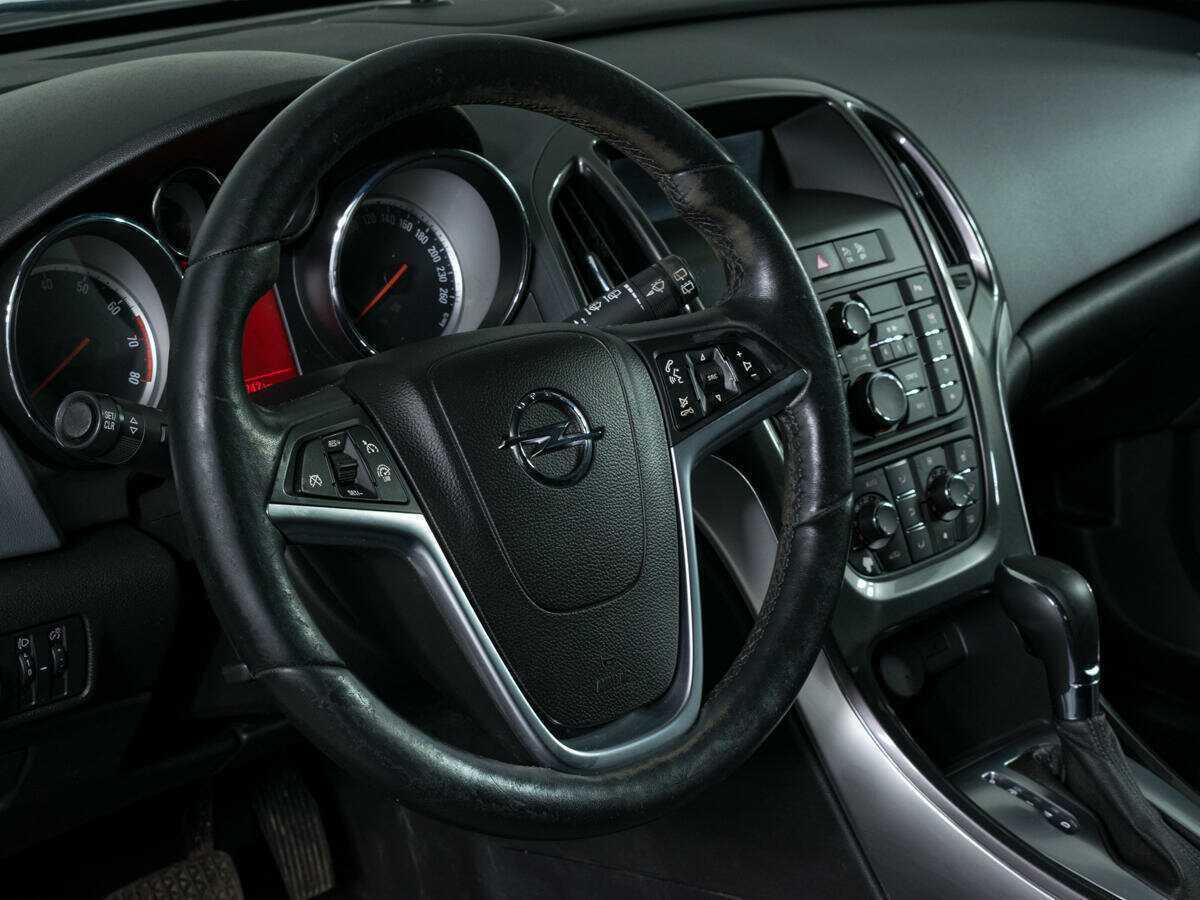 Opel Astra с пробегом — 2013 год. Фото: #12