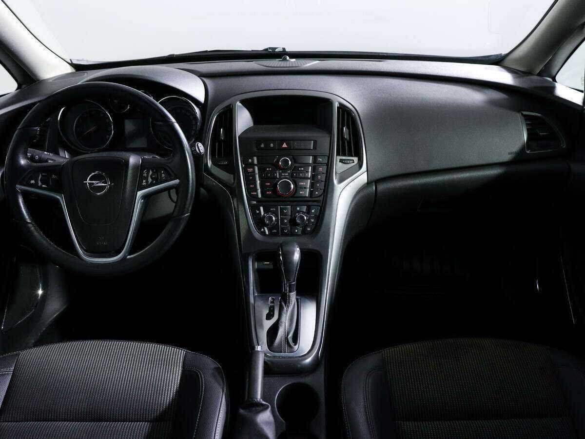 Opel Astra с пробегом — 2012 год. Фото: #11