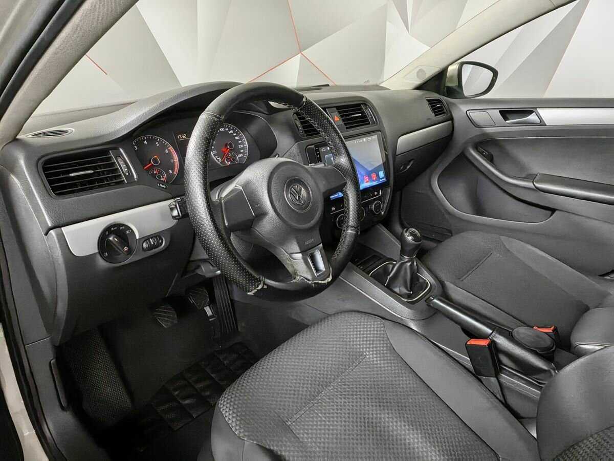Volkswagen Jetta с пробегом — 2012 год. Фото: #13