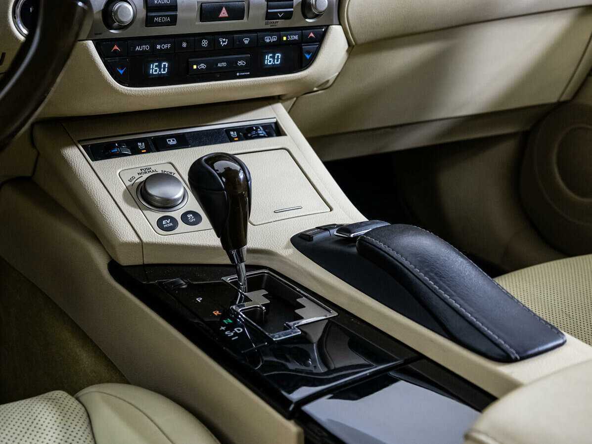 Lexus ES с пробегом — 2014 год. Фото: #11