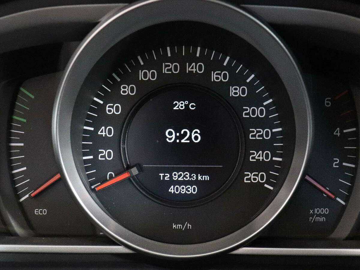 Volvo V40 Cross Country с пробегом — 2015 год. Фото: #9