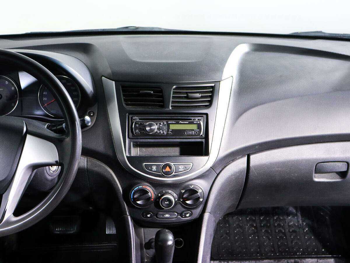 Hyundai Solaris с пробегом — 2011 год. Фото: #10