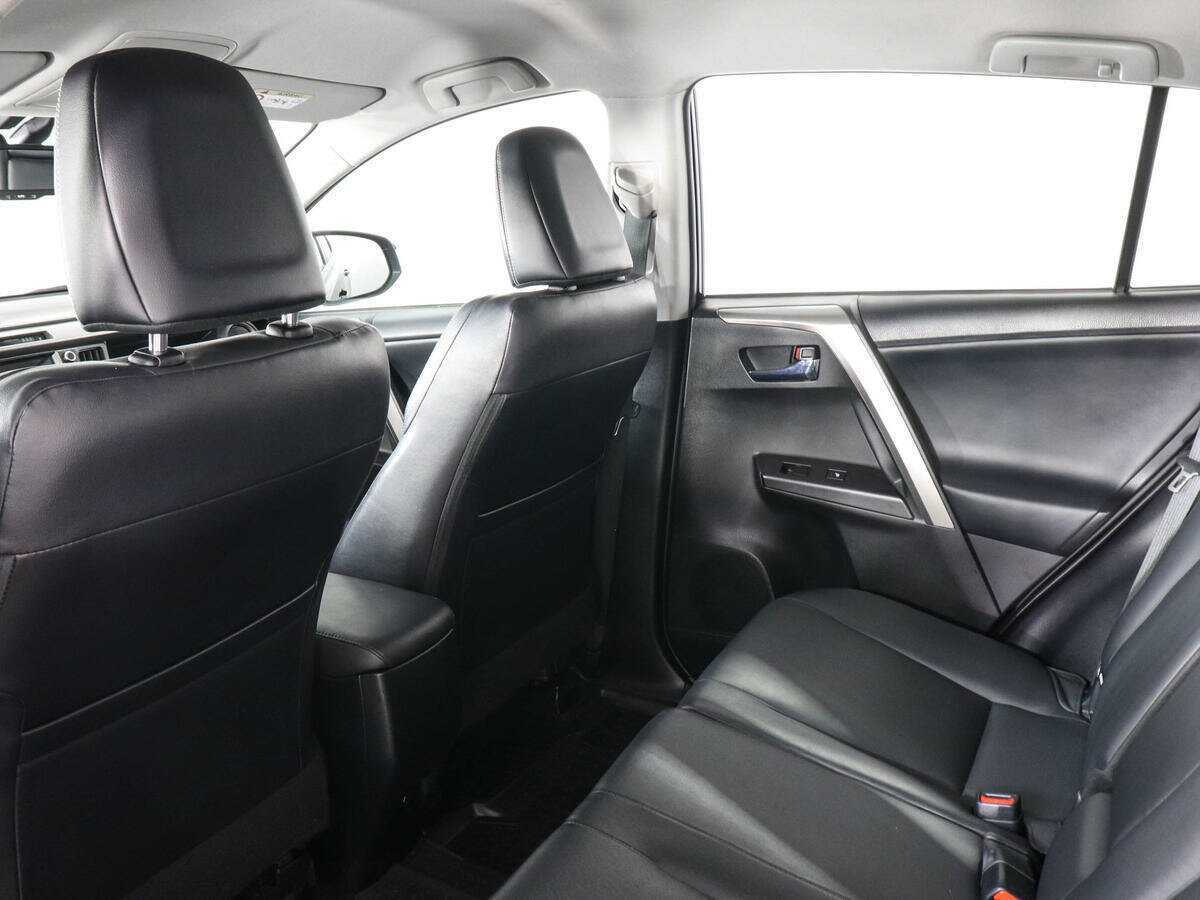 Toyota RAV4 с пробегом — 2018 год. Фото: #11