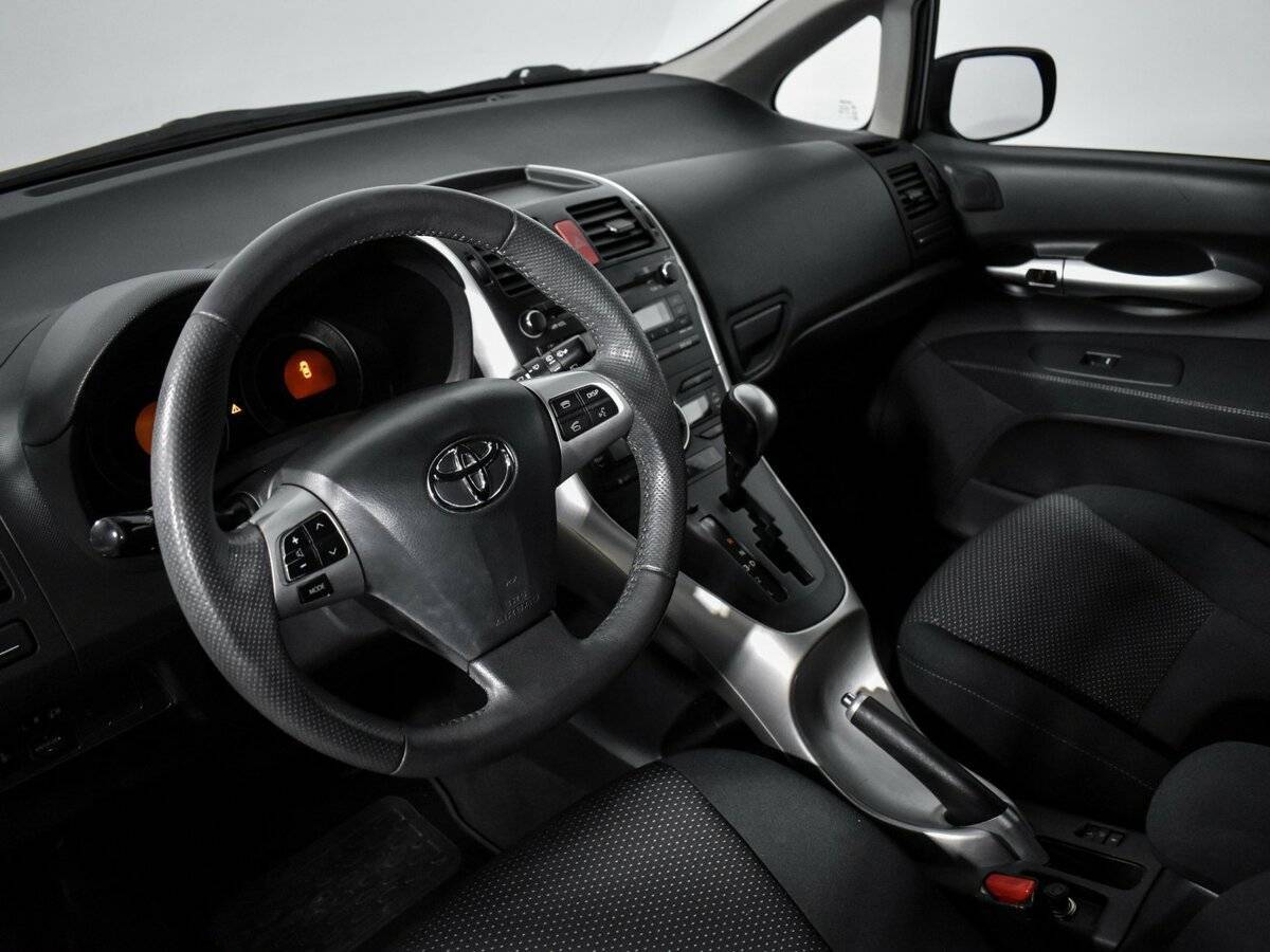 Toyota Auris с пробегом — 2012 год. Фото: #9