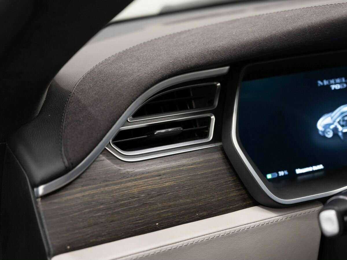 Tesla Model S с пробегом — 2015 год. Фото: #12