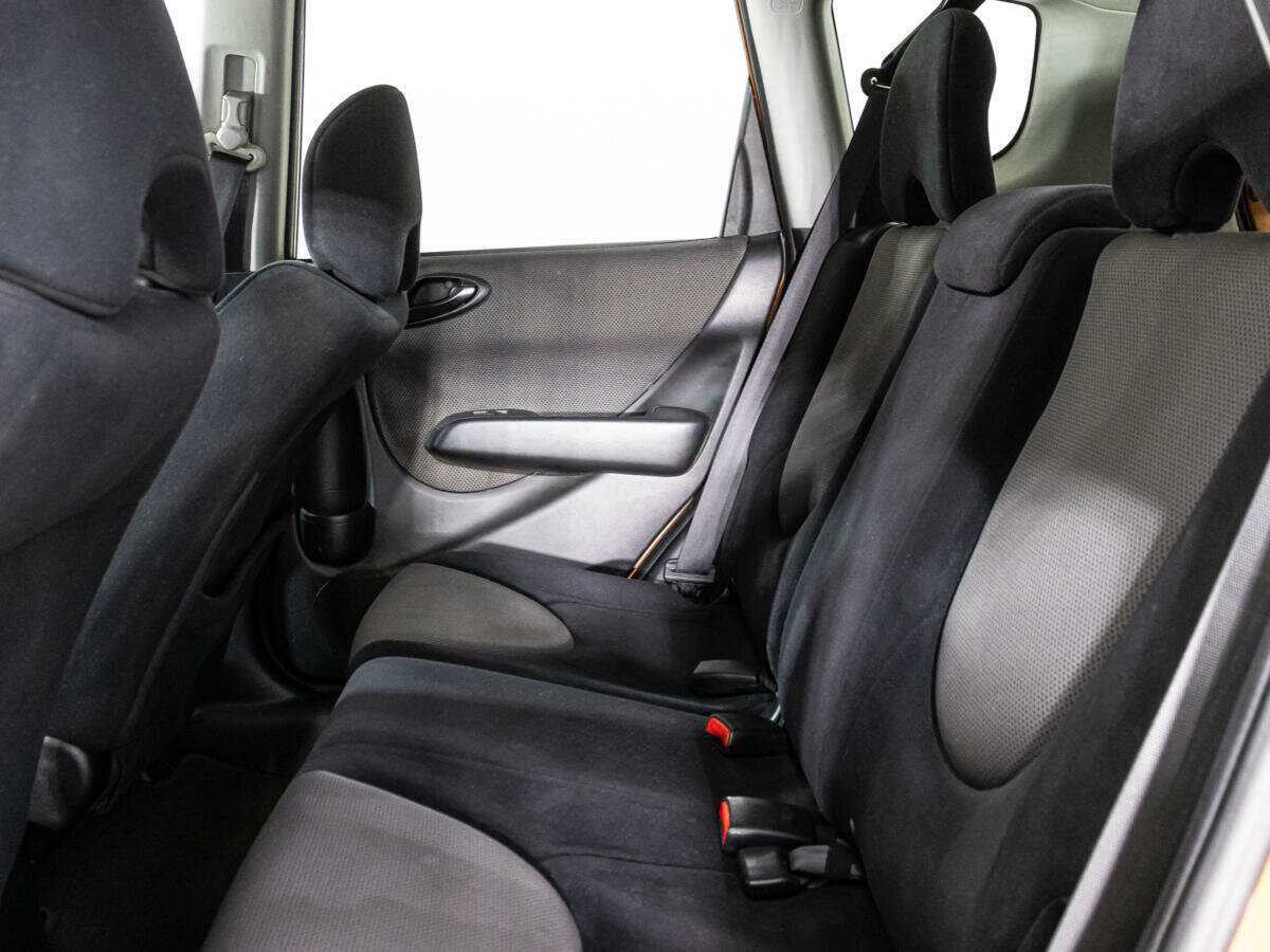 Honda Fit с пробегом — 2007 год. Фото: #9