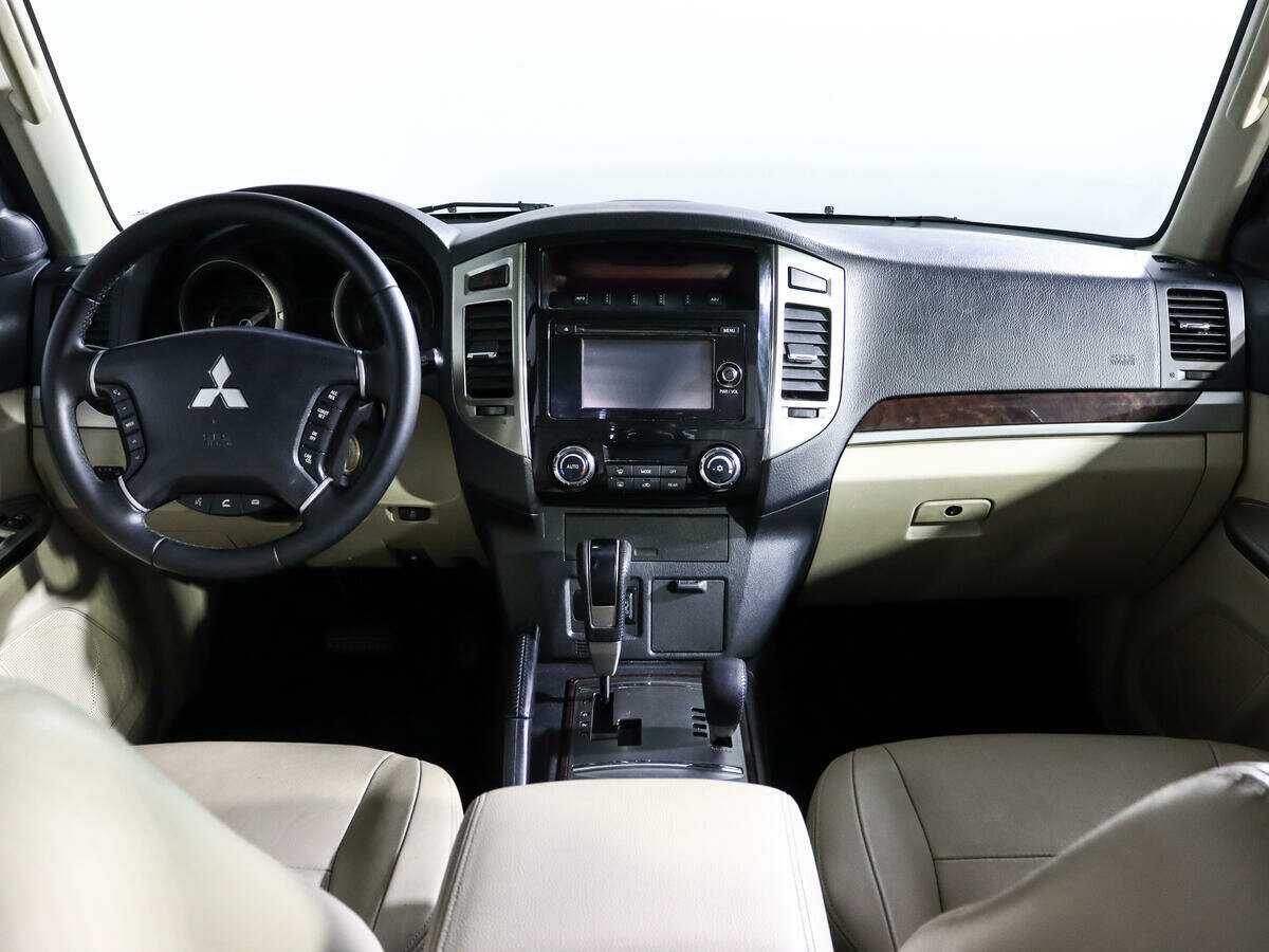 Mitsubishi Pajero с пробегом — 2017 год. Фото: #9