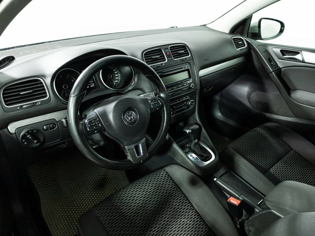 Volkswagen Golf с пробегом — 2010 год. Фото: #10