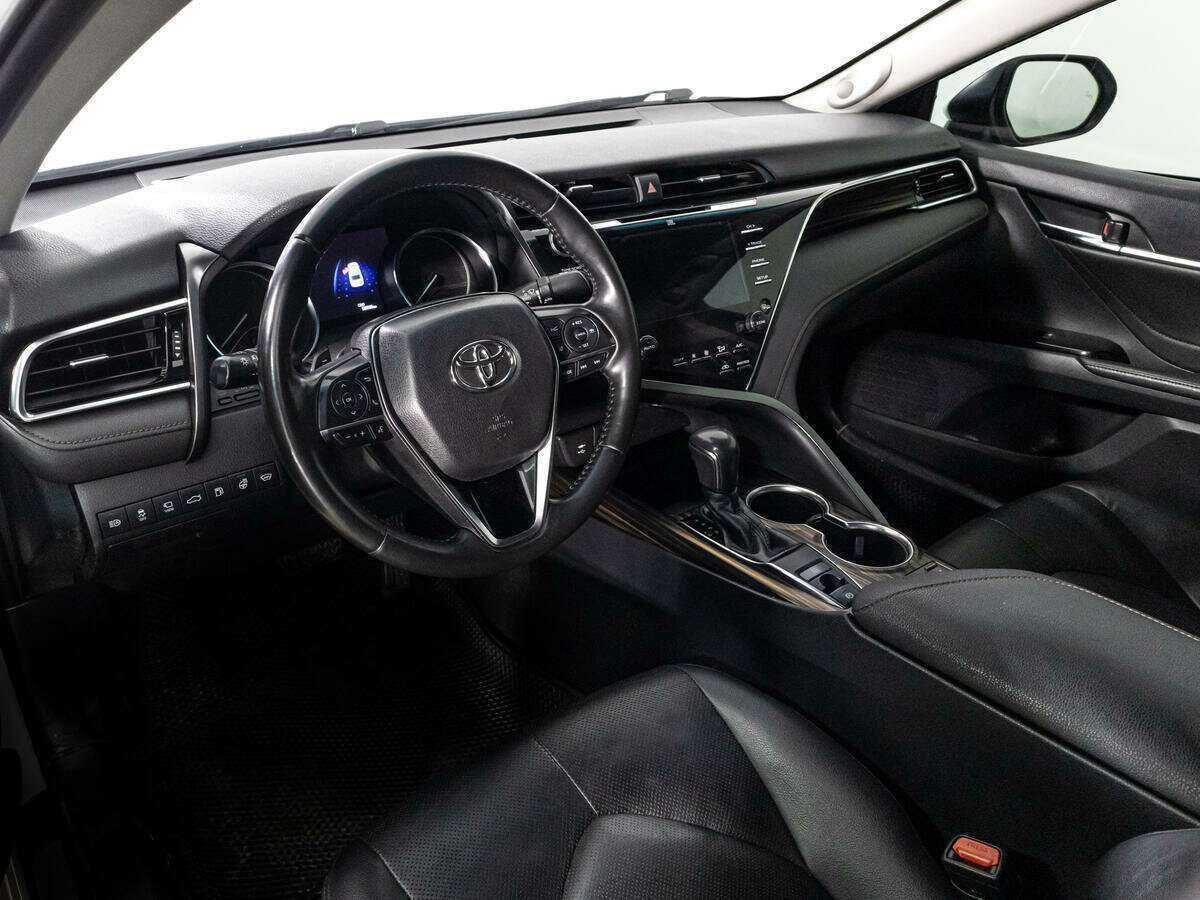 Toyota Camry с пробегом — 2018 год. Фото: #10