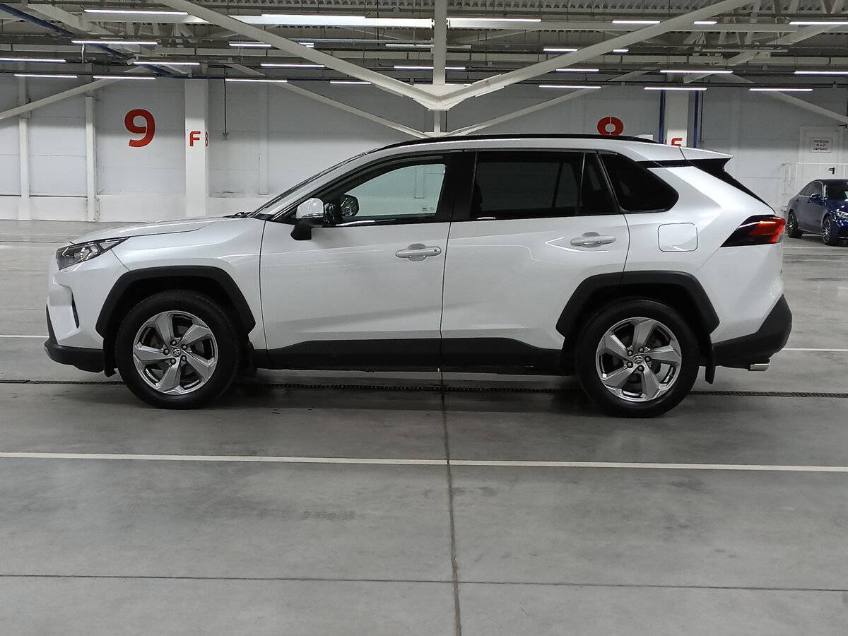 Toyota RAV4 с пробегом — 2021 год. Фото: #7