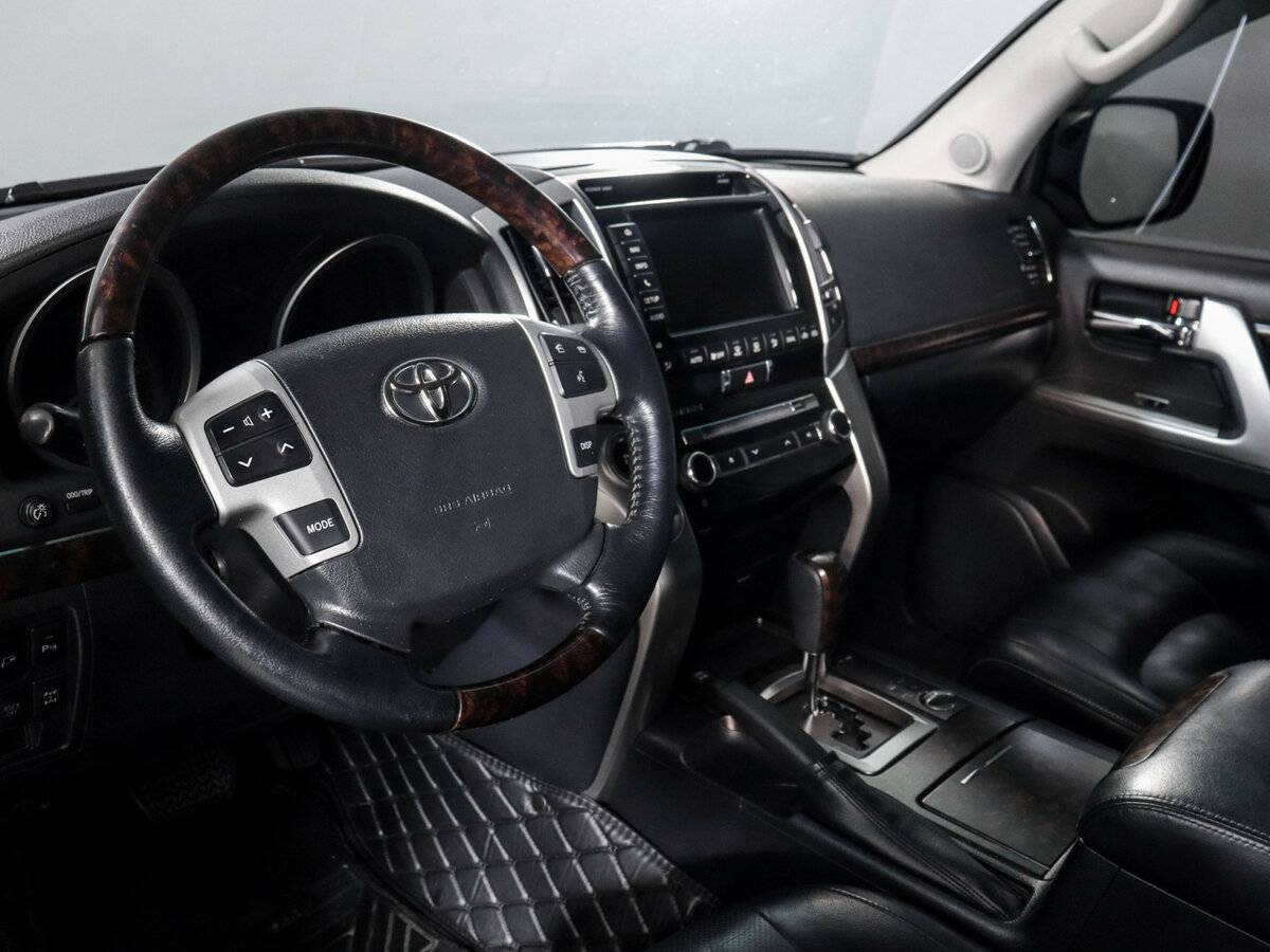 Toyota Land Cruiser с пробегом — 2013 год. Фото: #13