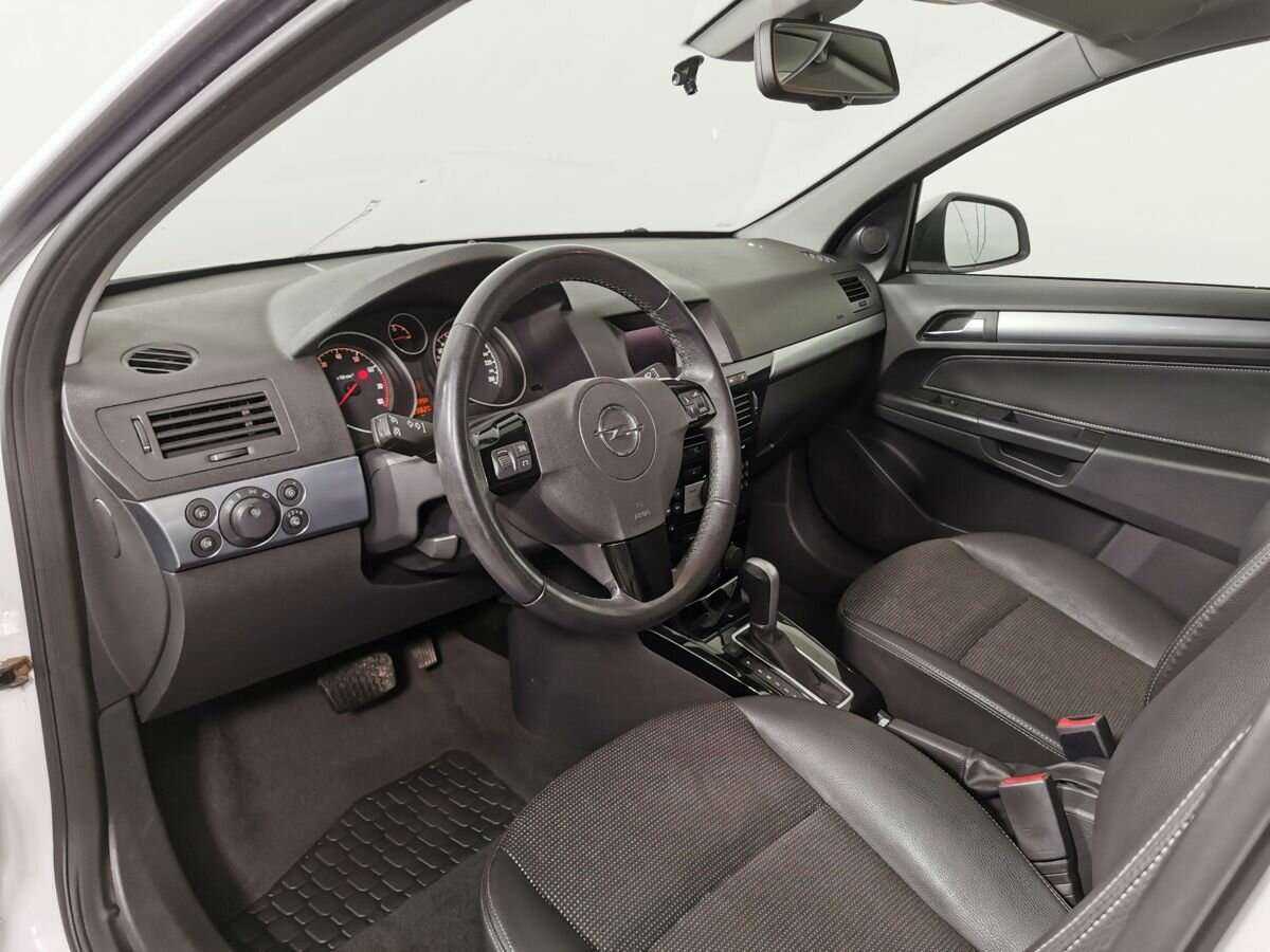 Opel Astra с пробегом — 2011 год. Фото: #13