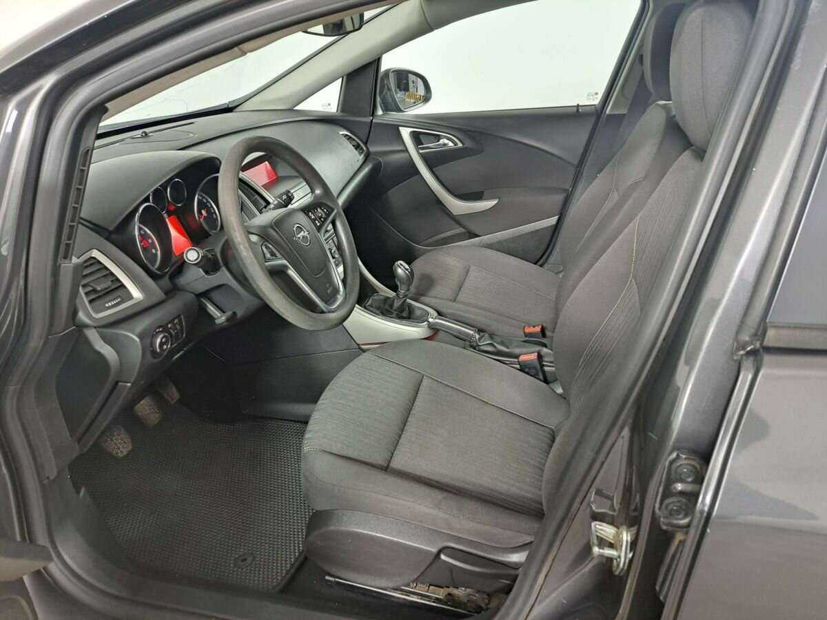 Opel Astra с пробегом — 2011 год. Фото: #12