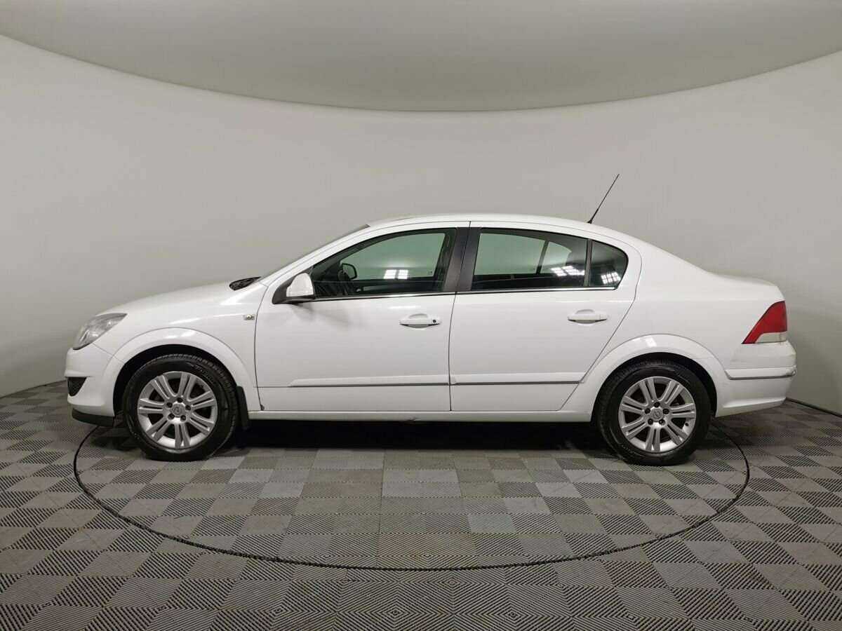 Opel Astra с пробегом — 2011 год. Фото: #4