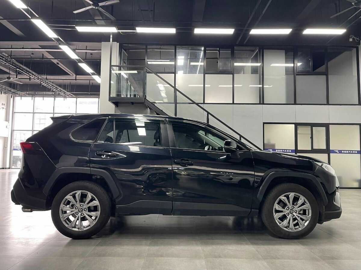 Toyota RAV4 с пробегом — 2023 год. Фото: #6